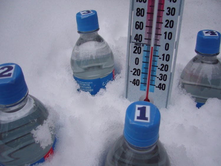 При 5 вода замерзает. При 0 градусов вода замерзает. Бутылка для дистиллированной воды. Замерзание жидкостей. Бутылочка с водой на снегу.